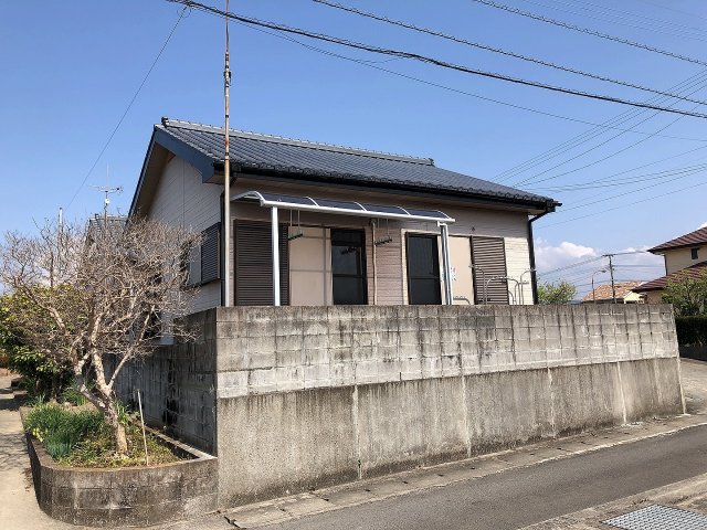 建物外観　前面道路より小高く日当たり良好