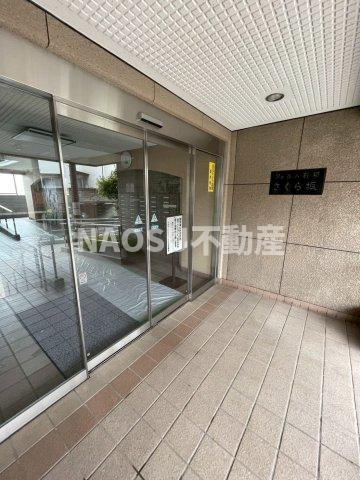 エントランス　落ち着いたエントランスです
