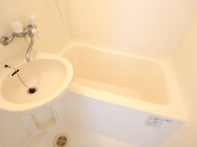 バス・シャワールーム　もちろんバス・トイレ別ですよ。