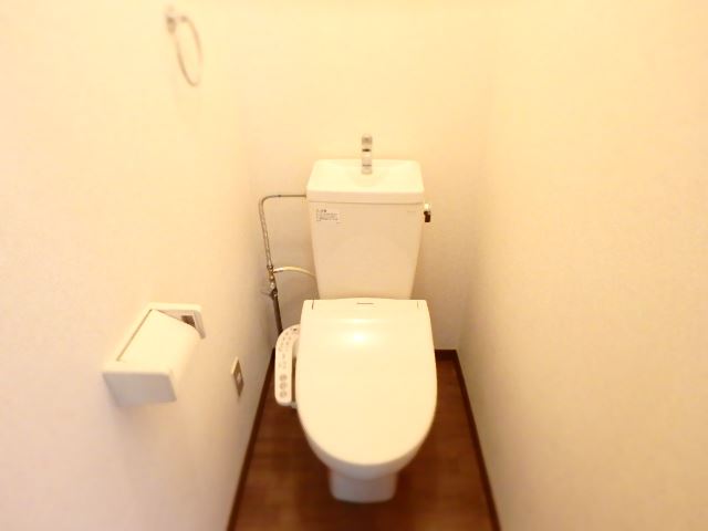 トイレ　温水洗浄便座付きがうれしい。