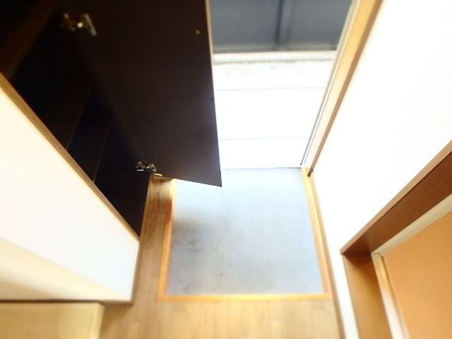 玄関　玄関には高さのあるシューズＢＯＸがあります。