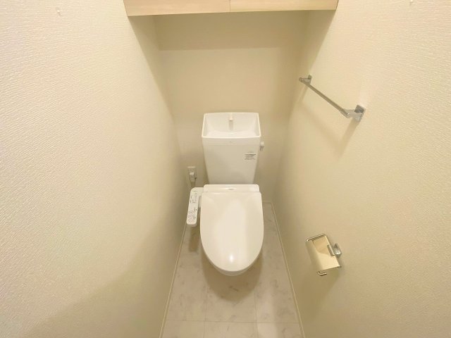 トイレ　落ち着いた色調のトイレです