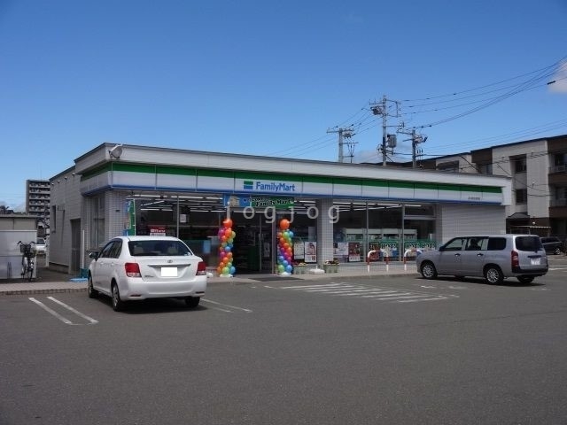コンビニ　ファミリーマート苫小牧住吉町店（コンビニ）まで393m