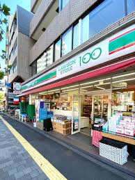 コンビニ　ローソンストア100新宿5丁目店（コンビニ）まで94m