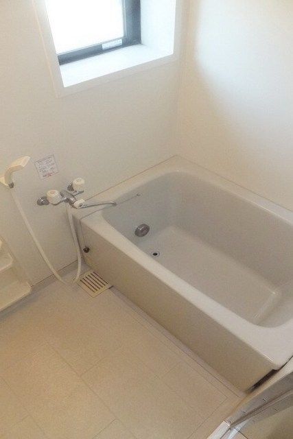 バス・シャワールーム　窓付きの通気性の良いお風呂です。