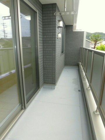 バルコニー　暖かな日差しのふりそそぐバルコニー