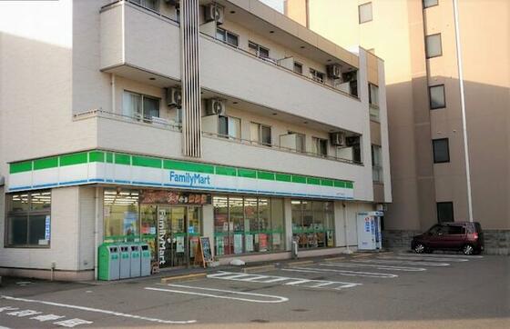 コンビニ　ファミリーマート金沢けやき通り店（コンビニ）まで395m