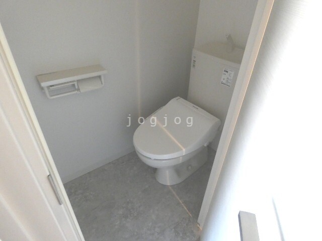トイレ　嬉しい温水洗浄便座付きのトイレです。