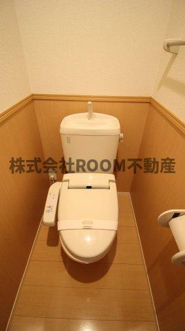 トイレ　落ち着いた色調のトイレです