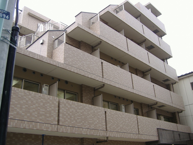 建物外観　大通りから一歩入った、落ち着いた環境です。