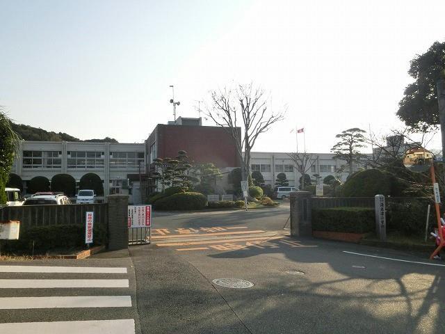 小学校　岡垣町立海老津小学校（小学校）まで560m