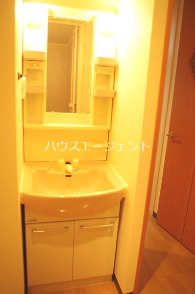 洗面設備　うれしい独立洗面台があります。