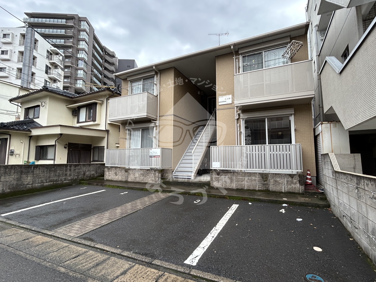 その他共有部分　敷地内には駐車場も付いており毎日の乗り入れがラクチンです