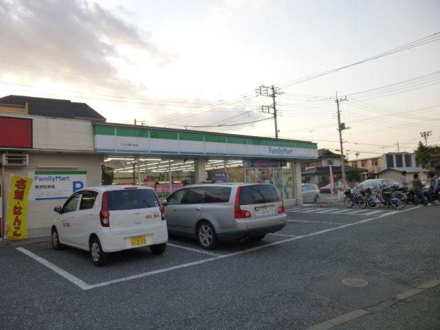 コンビニ　ファミリーマート（コンビニ）まで400m