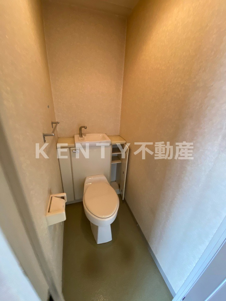トイレ　落ち着いた色調のトイレです