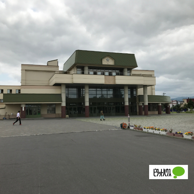 中学校　旭川市立神楽中学校（中学校）まで822m