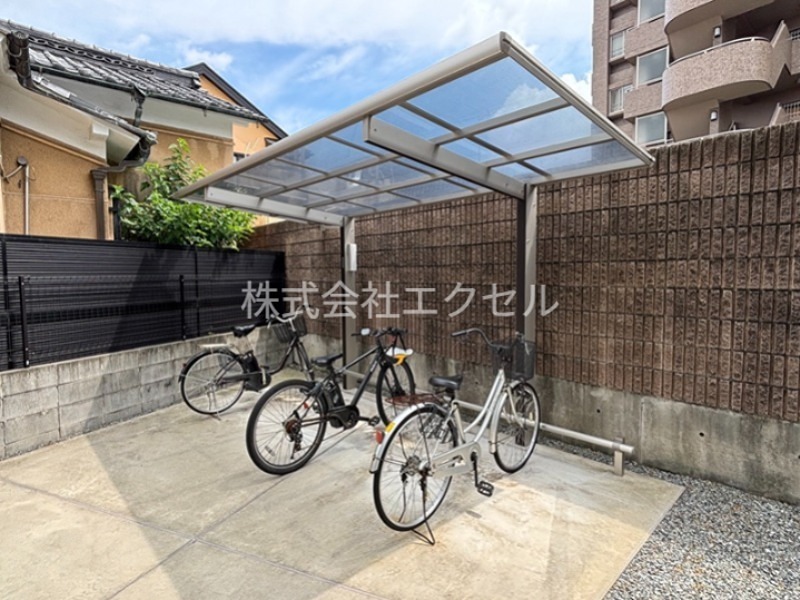 その他共有部分　屋根付きの駐輪場です。