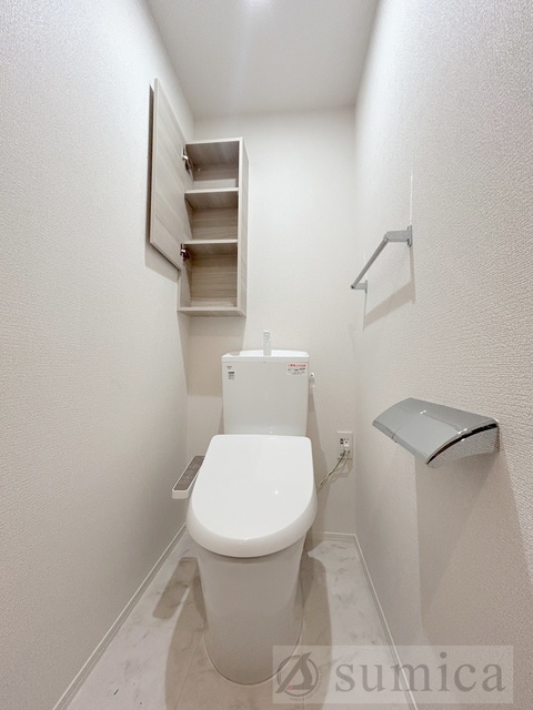 トイレ　人気アイテムの温水洗浄便座。清潔感のあるトイレです。