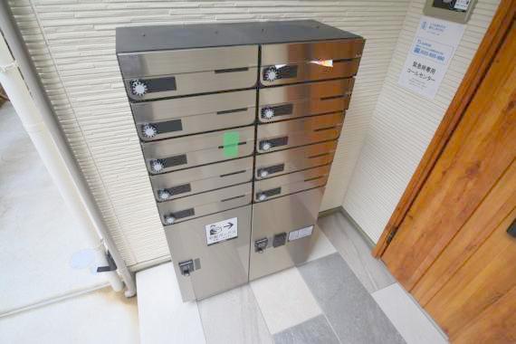 ロビー　ロビーにある各部屋毎のメールボックス。