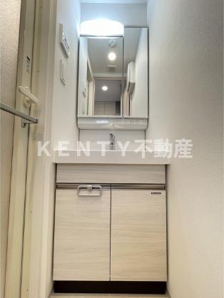 洗面設備　ゆったりとスペースのある洗面所