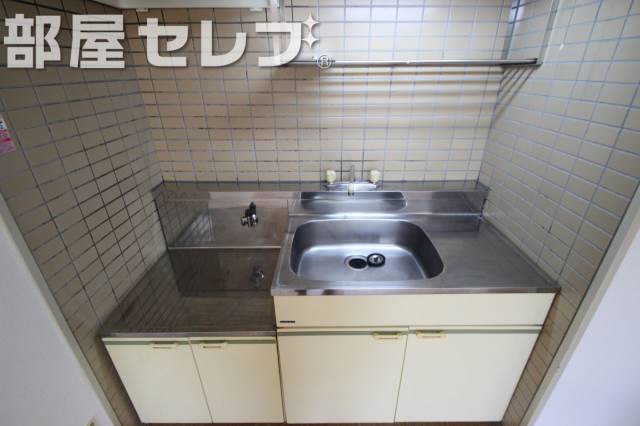 キッチン　段落ちキッチン。他号室の写真です。