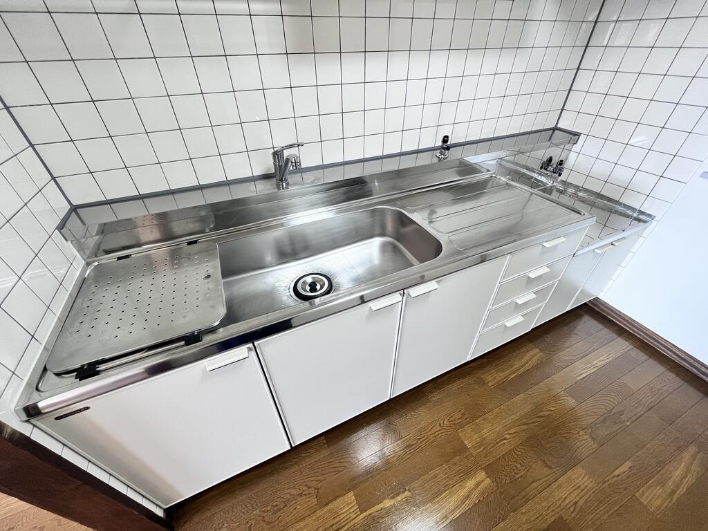 キッチン　※工事中の為別部屋の写真です。