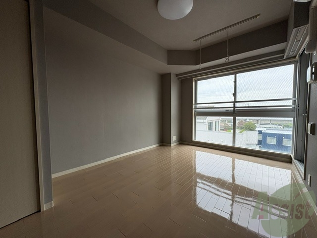 居室・リビング　こちらは１０．６帖の洋室になります。東向きのお部屋です。