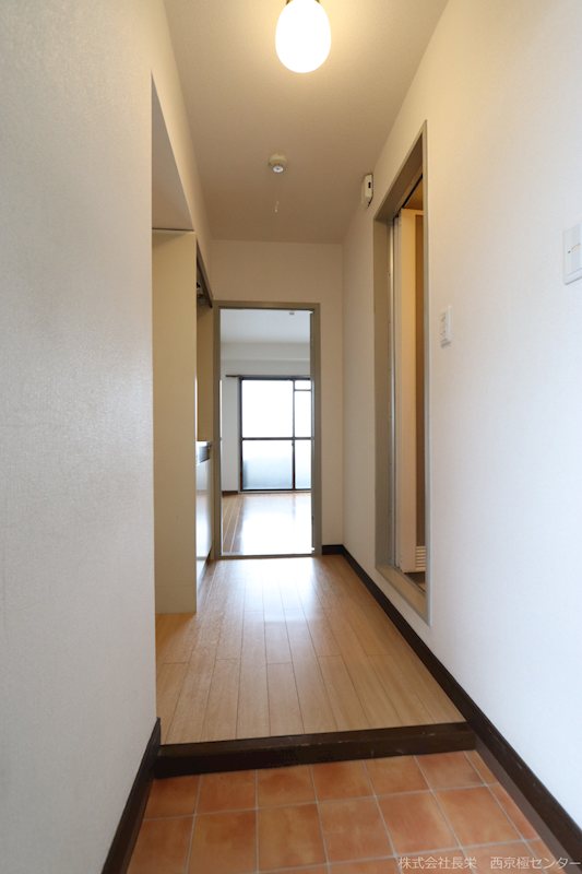 玄関　※同一間取り302号室の参考写真です