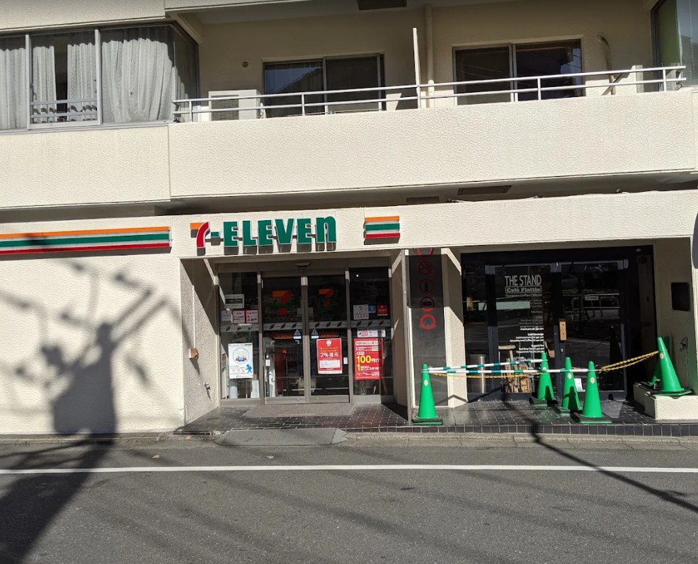 コンビニ　セブンイレブン北参道駅前店（コンビニ）まで341m