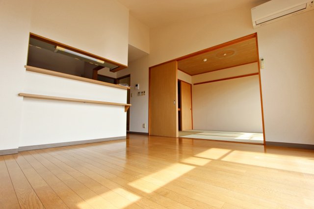 コンフォール赤坂の居間写真
