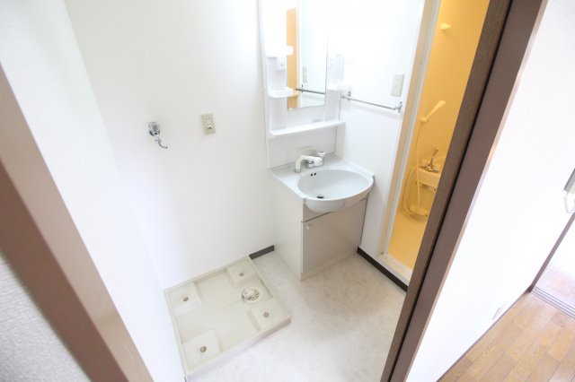 洗面設備　シャンプードレッサー付洗面台と洗濯パン