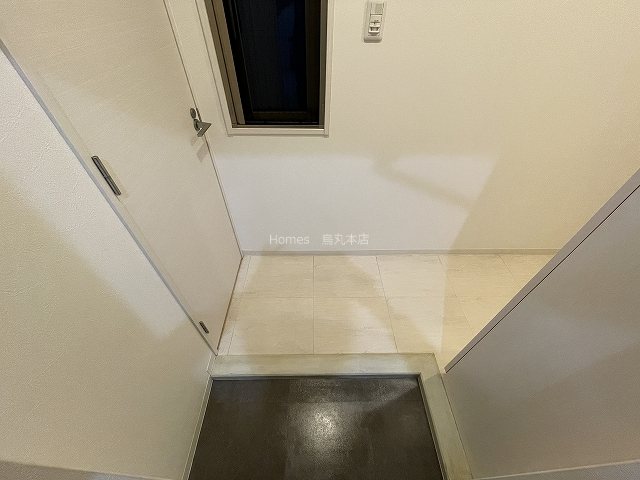 玄関　玄関の横に窓があります
