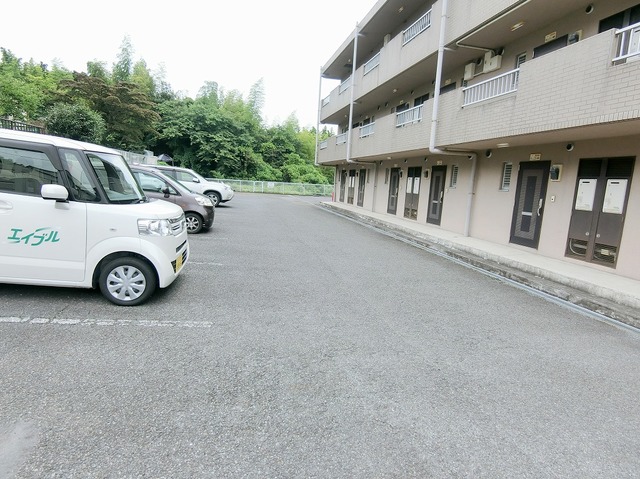 【富士市三ツ沢のマンションの駐車場】