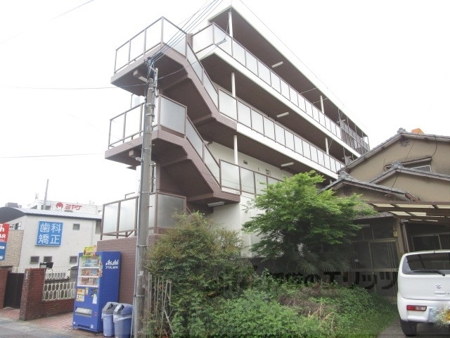 長岡京市馬場のマンションの建物外観