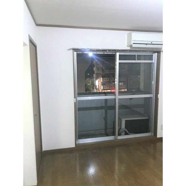 居室・リビング　床は木目のタイプです