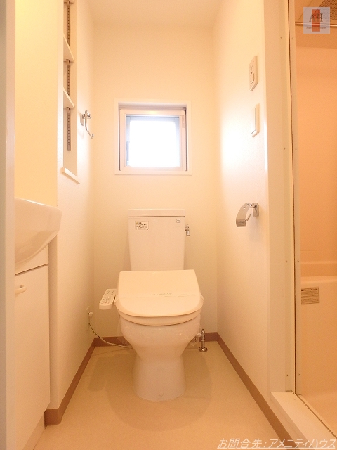 トイレ　■温水洗浄暖房便座完備のトイレスペース。