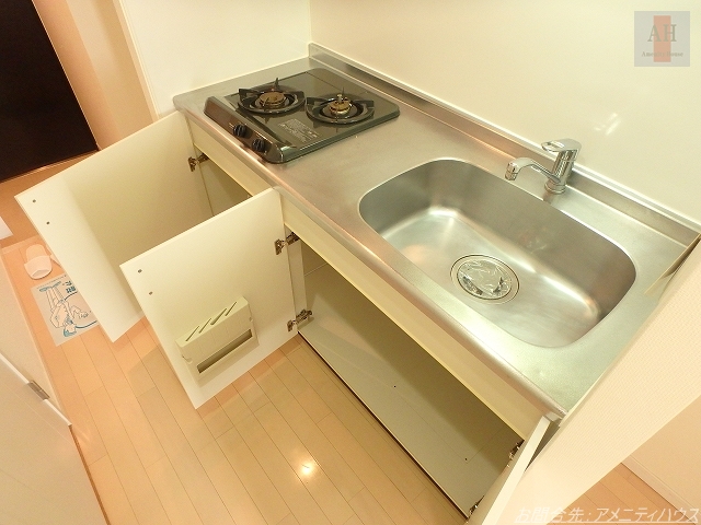 キッチン　■２口ガスコンロ付のシステムキッチン。