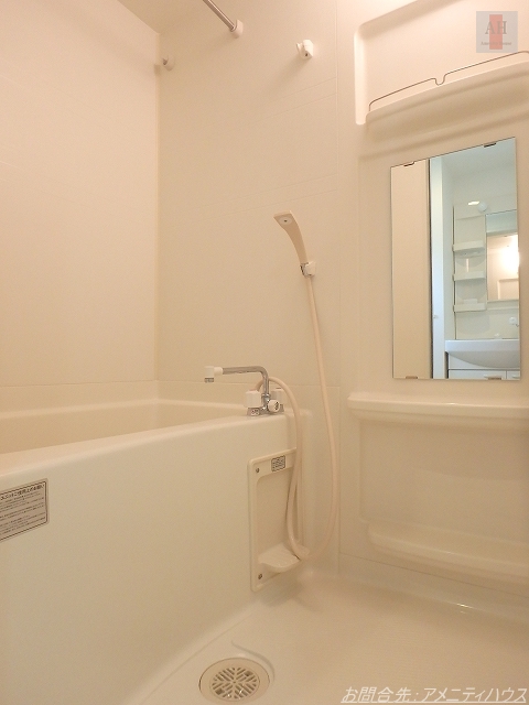 バス・シャワールーム　■鏡付きで使い勝手の良いバスルーム。