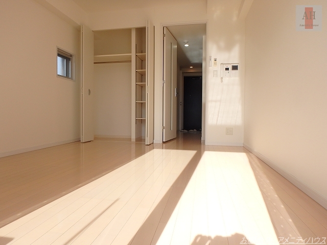 居室・リビング　■バルコニー側から居室内を撮影。