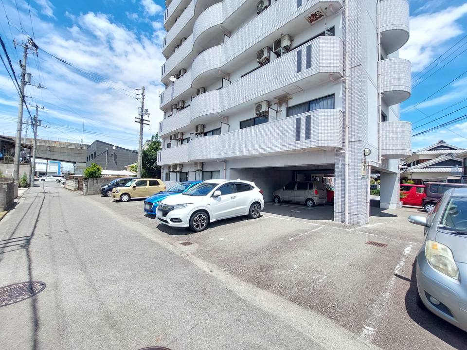 【松山市和泉北のマンションの駐車場】