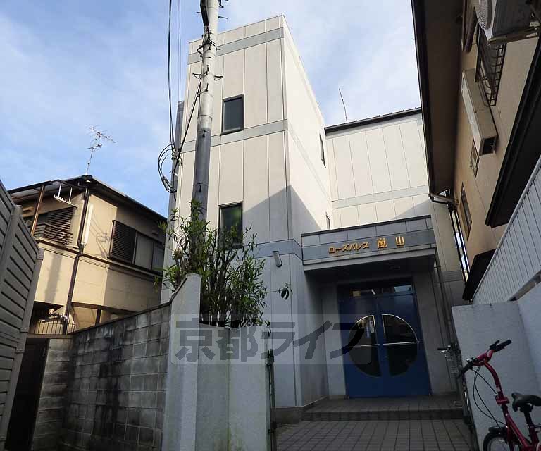 京都市右京区嵯峨天龍寺今堀町のマンションの建物外観