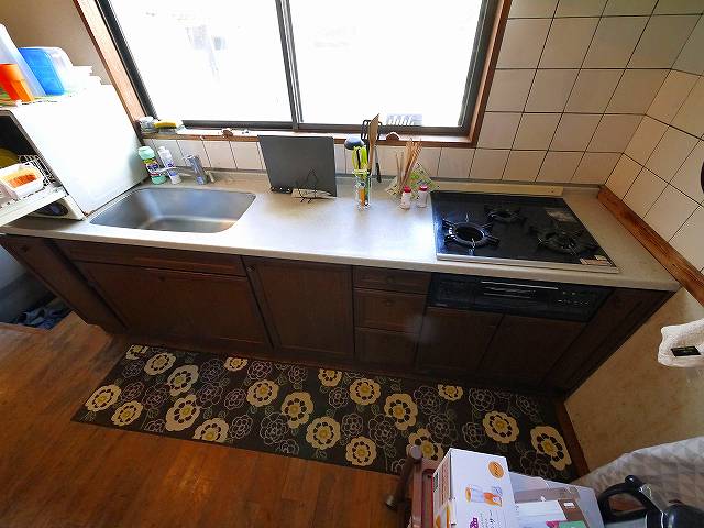 キッチン　3口コンロ付きのシステムキッチンです。