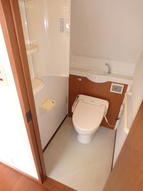 トイレ　●清潔感のあるトイレスペース。