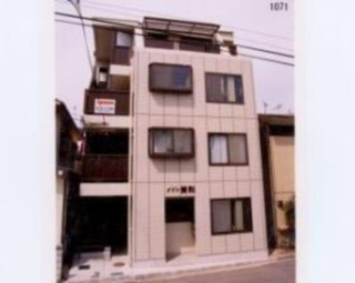 松山市北立花町のマンションの建物外観