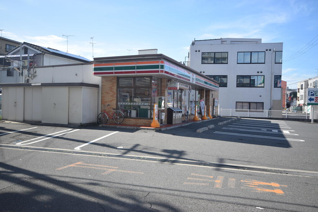 コンビニ　セブンイレブン柏原国分本町店（コンビニ）まで298m