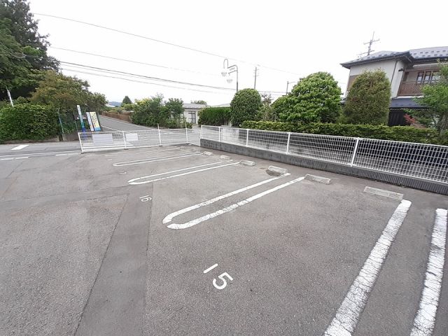 【相馬郡新地町谷地小屋のアパートの駐車場】