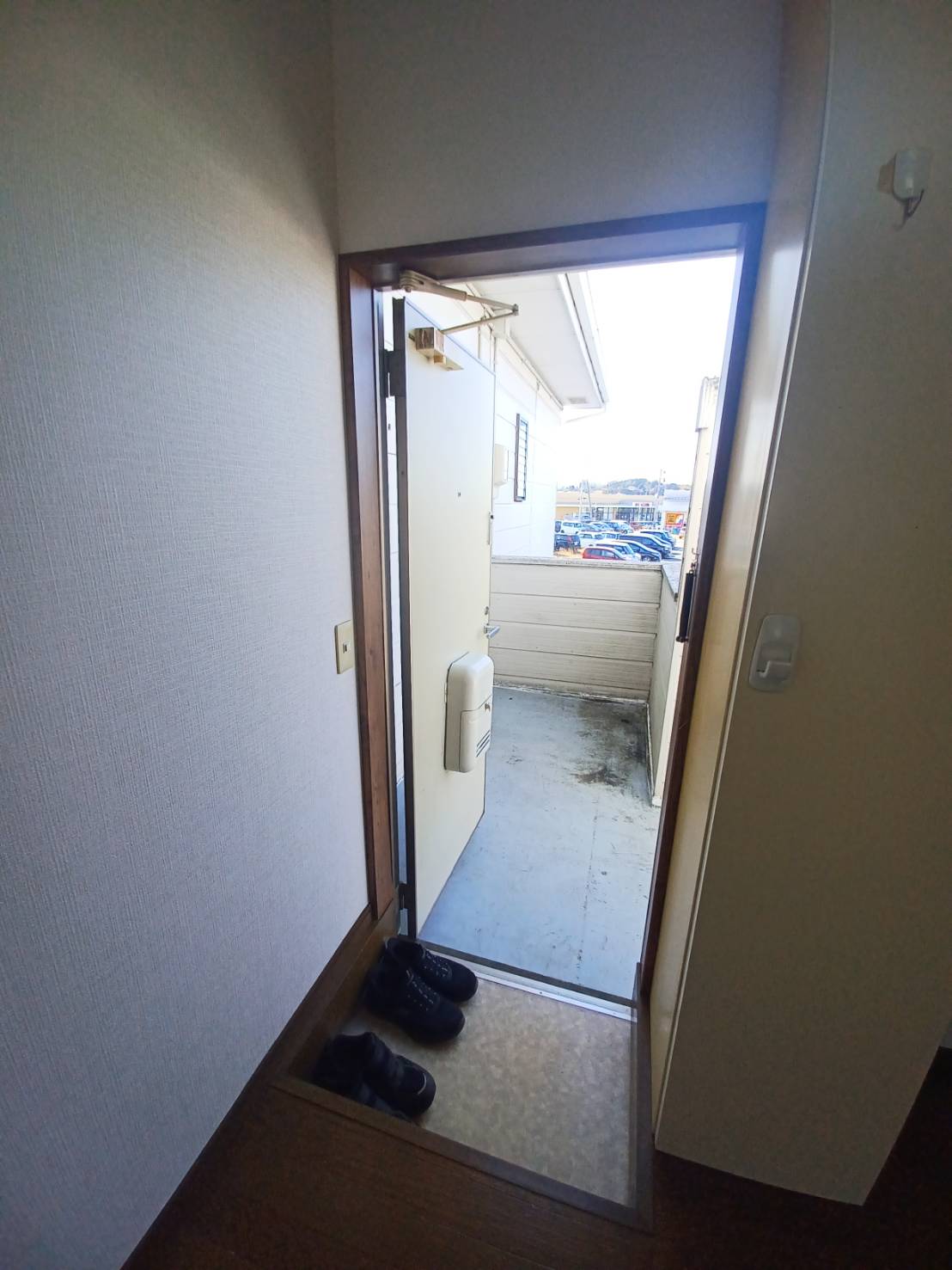 玄関　退去前の為、同じ物件内のお部屋となります。