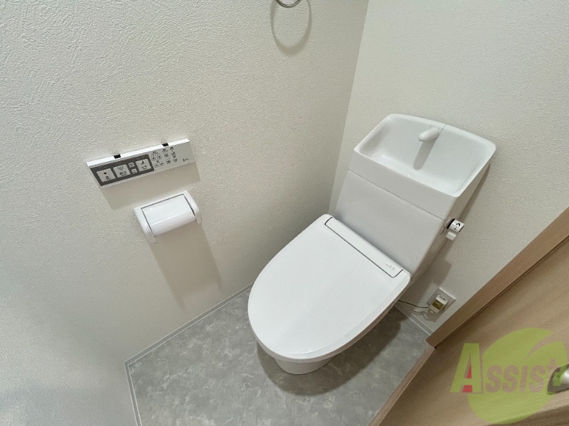 トイレ　トイレはこちらのウォシュレット付きになりますね。