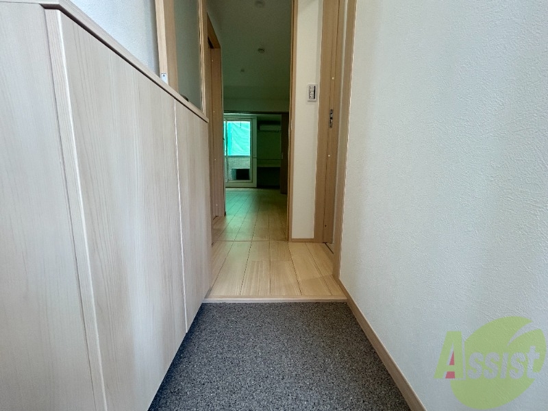 玄関　玄関からの様子です。廊下に繋がっています。