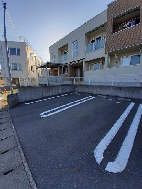 【新潟市中央区愛宕のアパートの駐車場】